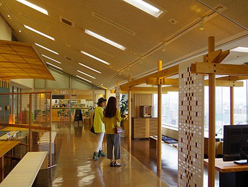 北棟の一面の窓からの眺め